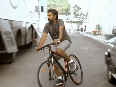 சைக்கிளில் சூட்டிங்கிற்கு வரும் ராஜமவுலி...