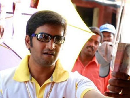 'நல்லாத்தானே இருக்க.. ஐந்நூறு ஆயிரத்துக்கே போயேன்!'- கொதிக்க வைத்த சந்தானம் டயலாக்