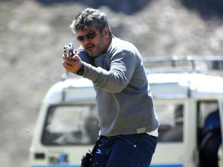 ஹைதராபாத்தில் 'வீரம்' குழுவுடன் 'ஆரம்பம்' படம் பார்க்கும் அஜீத்