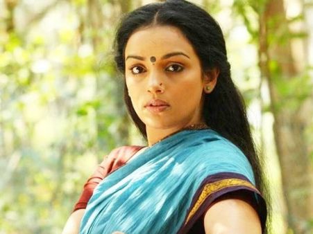 படகுப் போட்டியின்போது அசிங்கமாக நடந்து கொண்டார் காங். எம்.பி. - ஸ்வேதா மேனன்