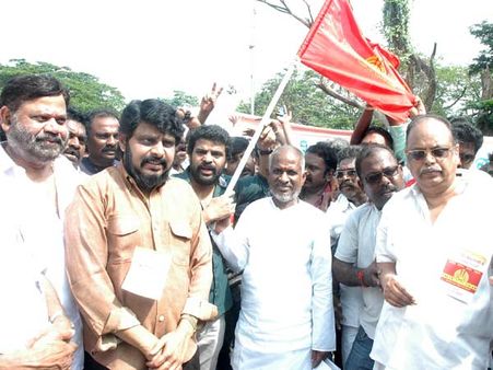 ஜெயலலிதாவை பேரணியாக சென்று சந்தித்த சினிமா தொழிலாளர்கள்!