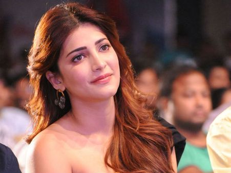 அப்பா கமலை விட்டுவிட்டு அம்மா, தங்கையுடன் தீபாவளி கொண்டாடிய ஸ்ருதி