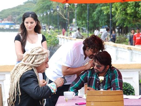 ரஜினி படம் வராததால சன்னி லியோன் படத்தை ரிலீஸ் பண்றாங்களாம்...காலக் கொடுமடா சாமீ!