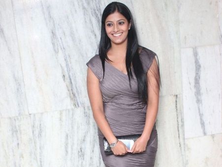 நானும் ‘தல’ ரசிகைதான்…. வழிக்கு வந்த வரலட்சுமி!