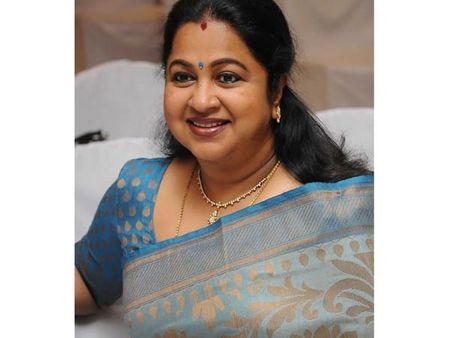 'ஒரு பொண்ணை சைட் அடிக்கிறாங்க... தவறாம டாஸ்மாக்ல சரக்கடிக்கிறாங்க' - ராதிகா காட்டம்