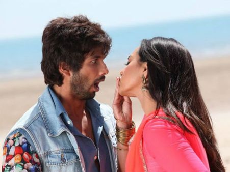 செருப்பை தூக்கி எறிந்த நடிகை: படாத இடத்தில் பட்டு துடித்த ஹீரோ