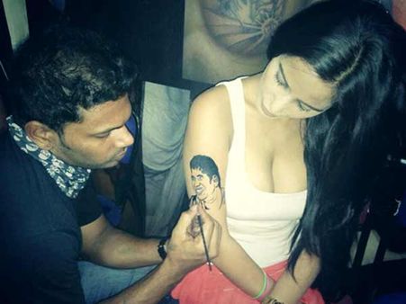 சச்சினை தோள்பட்டையில் சுமக்கும் பூனம் பாண்டே!