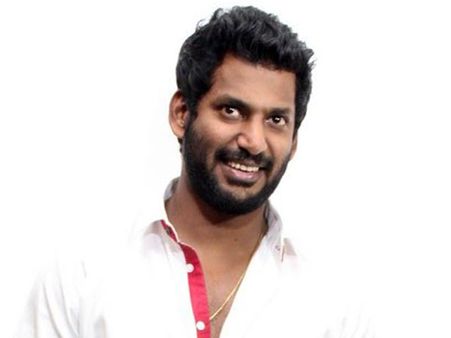 தயாரிப்பாளர் விஷாலுக்கு பின்னால் இருக்கும் விஜயகாந்த்