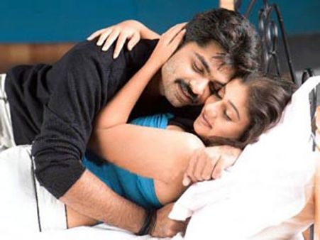 ஒரு கிசு கிசு எப்படியெல்லாம் ரவுண்டு கட்டி எங்கே போய் நிக்குது பாருங்க!!