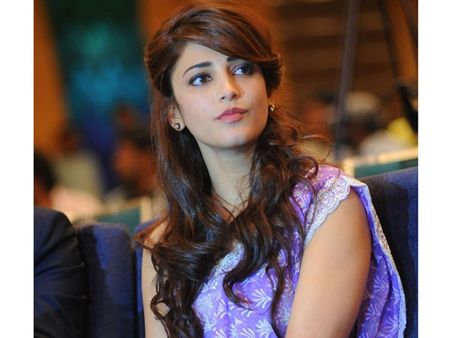 வீடு புகுந்து ஸ்ருதி ஹாஸனை தாக்கி பலாத்காரம் செய்ய முயன்ற நபர்... பாலிவுட்டில் பரபரப்பு!