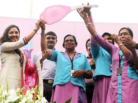 பெண்களே நடத்தும் 'ஷி டாக்சி' சேவை- நடிகை மஞ்சுவாரியார் தொடங்கி வைத்தார்