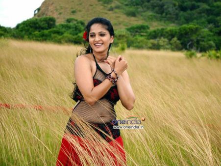 நம்புங்க, நான் ஆறடி உயரம் எல்லாம் இல்லீங்கோ: அனுஷ்கா