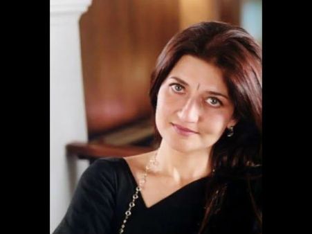 ஸ்ருதிக்கு தொழில் முக்கியம்... என்னுடன் தங்கமாட்டார்! - சரிகா