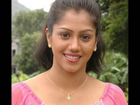 மோசடிக்காரர் பைசூலுக்கு போலீஸ் அதிகாரியே உதவுகிறார்!- நடிகை ராதா புகார்