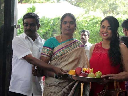 ‘அப்ப... உங்களுக்கு என் கவர்ச்சியான போஸ் வேணாமா ?’- இயக்குநரைக் கேட்ட மீனாட்சி