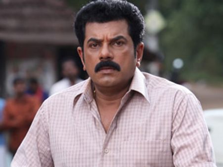 கமிஷனர் அலுவலகத்தில் நடிகர் முகேஷ் - சட்ட விரோத திருமணம் குறித்து விசாரணை