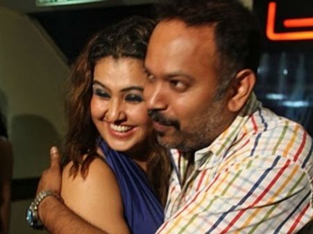 ஒன்றரைக் கோடி பணம் தரணும்- வெங்கட் பிரபு மீது சோனா புகார்