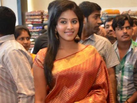 ஆந்திர மாநில சிவன் கோயிலில் அஞ்சலி 'தரிசனம்'!