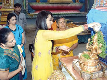 'வருமானம் குறைஞ்சிடுச்சோ'... தங்கக் கோயிலில் 'சொர்ணலட்சுமி'க்கு சிறப்புப் பூஜை செய்த த்ரிஷா!