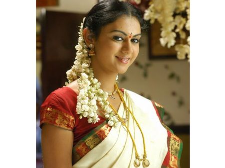 எதிர்ப்பை மீறி தன்னைவிட இளையவரை ரகசிய திருமணம் செய்தாரா காம்னா?