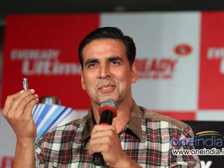 ஹரியானாவிலிருந்து மும்பைக்கு 42 நாள் நடந்தே வந்த ரசிகர்... 'ரவுடி ரத்தோரை'ப் பார்க்க!