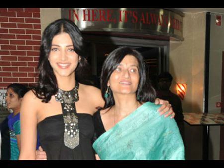 நண்பர்கள், ரசிகர்களிடம் பேசாதே - ஸ்ருதிக்கு அம்மா சரிகா கட்டுப்பாடு