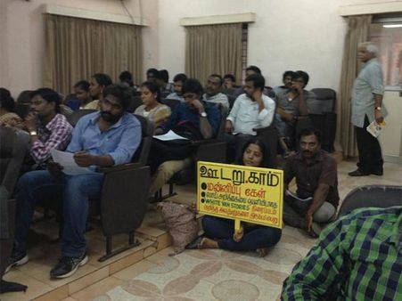 'வெள்ளை வேன் கதைகள்' படம் பற்றி இணையத்தில் தவறான கருத்து: லீனா மணிமேகலை ஆர்ப்பாட்டம்!