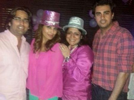 காதலருடன் நள்ளிரவில் பிறந்தநநாள் கொண்டாடிய நடிகை பிபாஷா பாசு