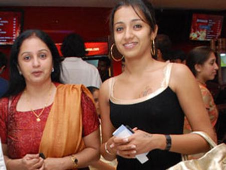 நடிகை திரிஷாவிற்கு கோர்ட் பிடிவாரண்ட்!