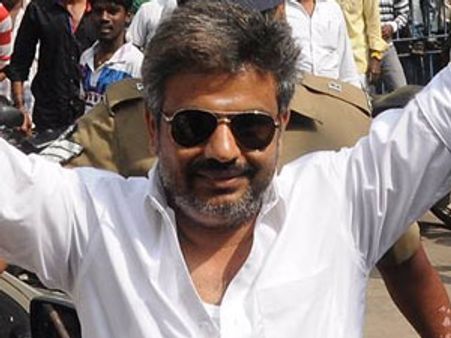 வீரம் கெட்டப்பில் வந்த ரசிகர்: அஜீத் என்று நினைத்து முண்டியடித்த ரசிகர்கள்- தடியடி