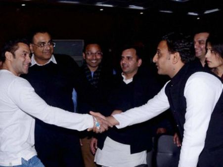 ரூ.20 கோடி செலவில் சைபாய் மகோத்சவ் நடத்திய அகிலேஷ் அரசு: சல்லு, மாதுரி ஆட்டம்