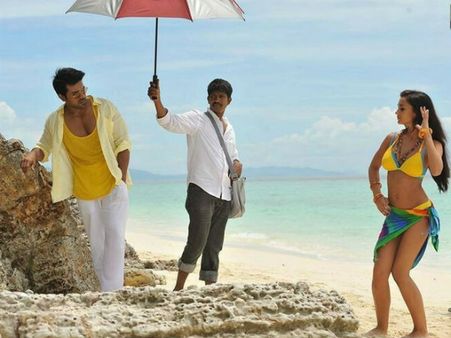 அரை நிர்வாண போஸ்டர்: சிரஞ்சீவி மகன், ஏமி ஜாக்சன் மீது வழக்கு