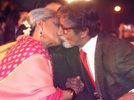 மகன் அபிஷேக் கண் முன்பு ஜெயாவுக்கு டூ லிப் லிப் கொடுத்த நடிகர் அமிதாப் பச்சன்