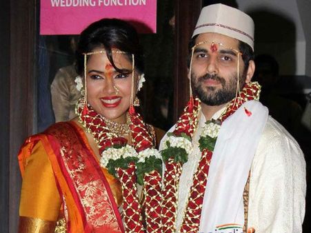 வீட்டுக்குள் ரகசியமாக நடந்த சமீரா ரெட்டி - அக்ஷய் வர்தே திருமணம்!