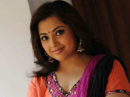 சினிமாவில் என்னைத் தப்பா வழிநடத்தினார்கள்!- நடிகை மீனா