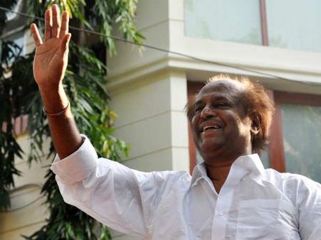 பெங்களூர்: ரஜினியைக் காண குவிந்த மக்கள்.. கூட்டத்தைக் கட்டுப்படுத்த போலீஸ் தடியடி