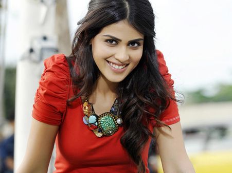 நடிக்கும் ஆசை வந்துடுச்சி... மீண்டும் மேக்கப்ப போடும் ஜெனிலியா!