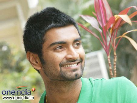 ‘இரும்புக் குதிரை’யில் பீட்சா டெலிவரி செய்யும் அதர்வா...