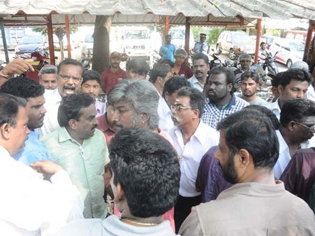 குடிபோதையில் பெப்சி உறுப்பினர்கள் பத்திரிகையாளர்களுடன் மோதல்!