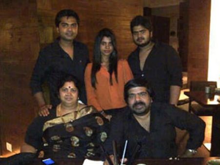 குடும்பத்தோடு கிறிஸ்தவ மதத்துக்கு மாறிய டி ராஜேந்தர்