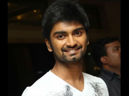 காதல் விவகாரத்தை போட்டுக் கொடுத்ததால் மேனேஜரை மாற்றிய அதர்வா!