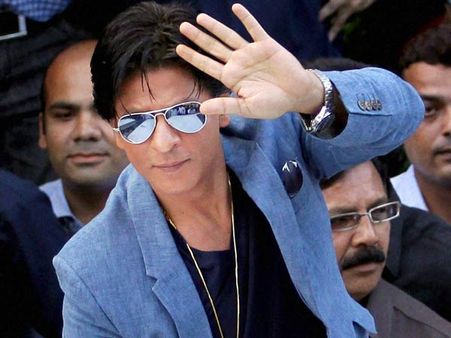 வான்கடே செல்ல விருப்பமில்லை... வீட்டிலேயே ஜாலியாக மேட்ச் பார்க்கிறேன்: ஷாரூக்