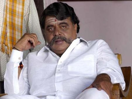 நடிகர் அம்பரீஷ் நலமுடன் உள்ளார்.. வதந்திகளை நம்ப வேண்டாம்! - மனைவி சுமலதா விளக்கம்