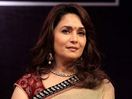 போட்டோவுக்கு போஸ் கொடுக்க மறுத்த மாதுரி தீட்சித்: அதிர்ச்சி கொடுத்த ரசிகர்