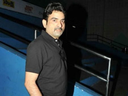 ரோட்டில் பெண்ணுடன் நெருக்கம்.. விசாரித்த போலீசாருடன் தகராறு.. ரவிதேஜாவின் சகோதரர் கைது!