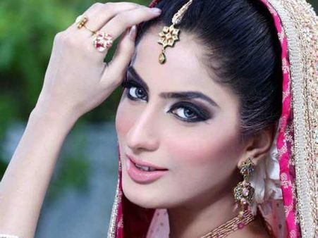 டிவி நடிகை சனா கான் கார் விபத்தில் மரணம்