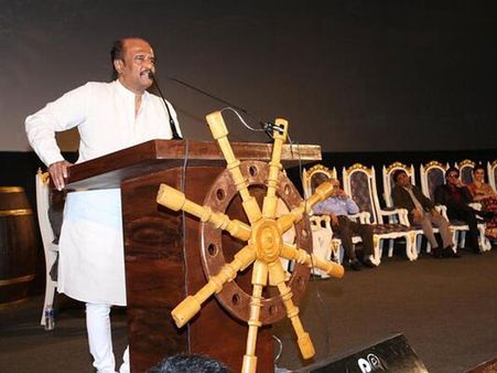 பெண்கள் முதலில் குடும்பத்தை கவனிக்கணும்.. அவர்களால்தான் நல்ல குடிமக்களை உருவாக்க முடியும் - ரஜினி