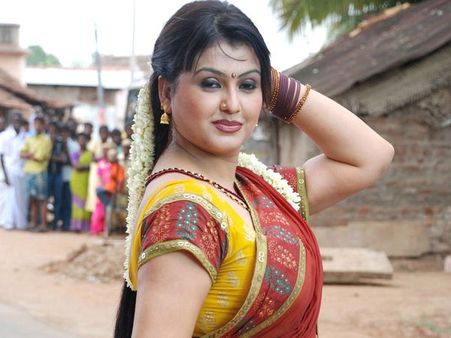 அரசியலில் (நுழைந்தால்) புயலைக் கிளப்புவாரா சர்ச்சை நாயகி சோனா?