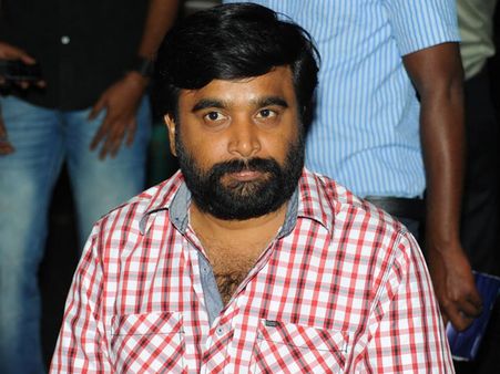 அழுக்கு உடையுடன் பைவ் ஸ்டார் ஹோட்டலில் சசிகுமார்... விரட்டிய பணியாளர்கள்!