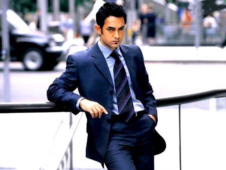 'தன் சொகுசு பங்களா திட்டத்துக்காக குடியிருக்கும் மக்களை வெளியேற்றினார்!'- ஆமீர்கான் மீது புகார்